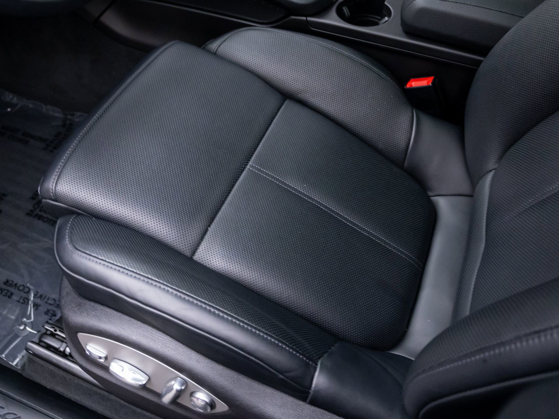 Certified 2025 Porsche Macan AWD/4WD image 16