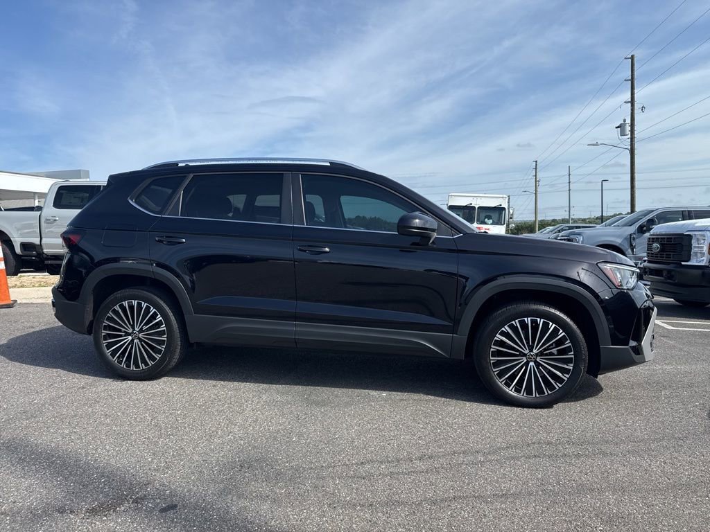 Used 2025 Volkswagen Taos SE image 1
