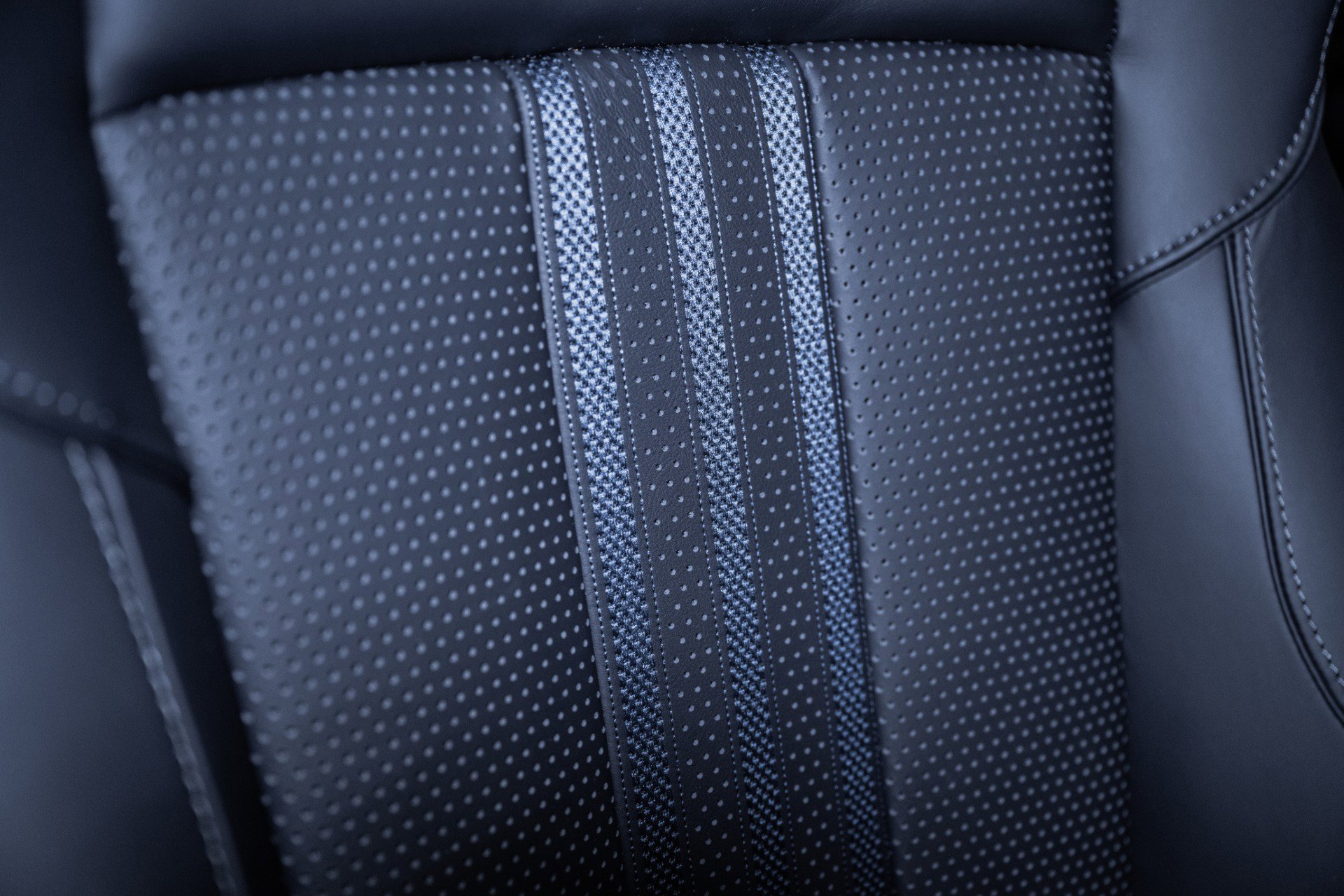 Used 2025 Aston Martin DBX 707 image 44