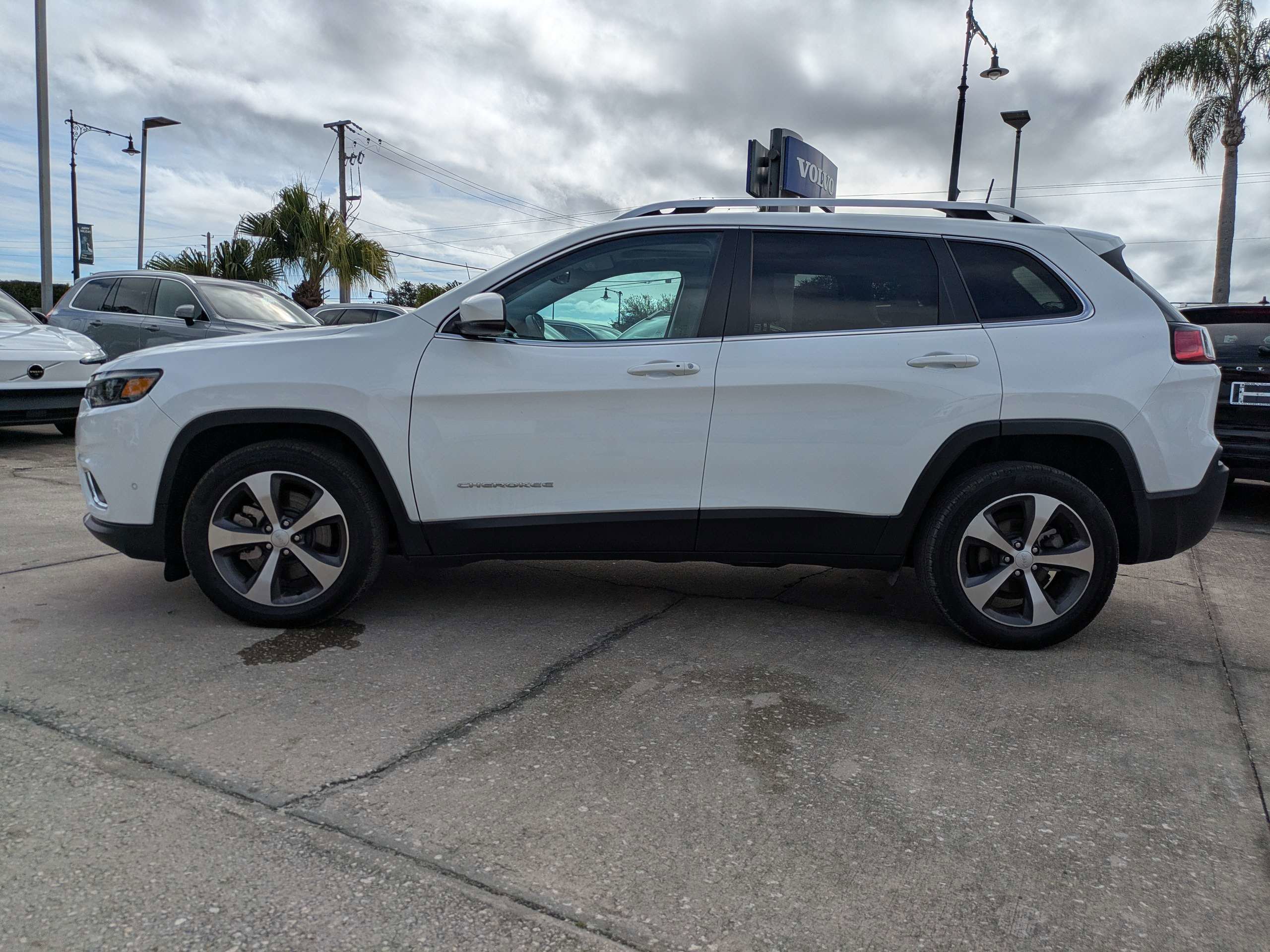 Used 2021 Jeep Cherokee Limited image 7