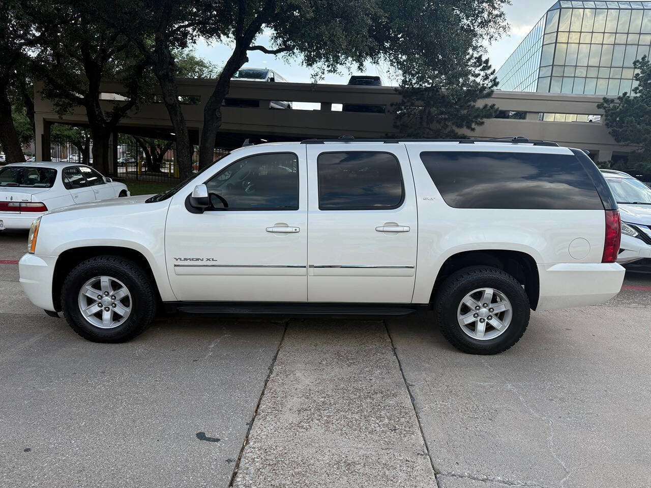 Used 2013 GMC Yukon XL SLT w/ SLT-2 Equipment Package RWD image 3