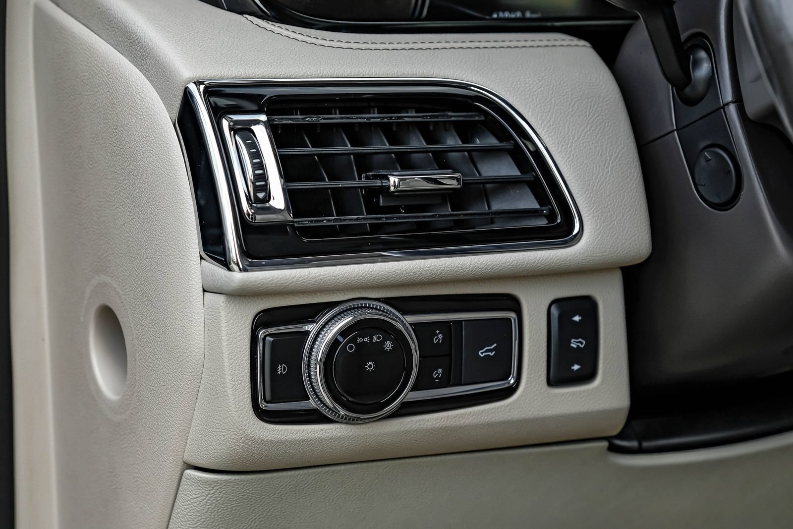 Used 2020 Lincoln Navigator L Reserve w/ Equipment Group 208A Reserve AWD/4WD image 36