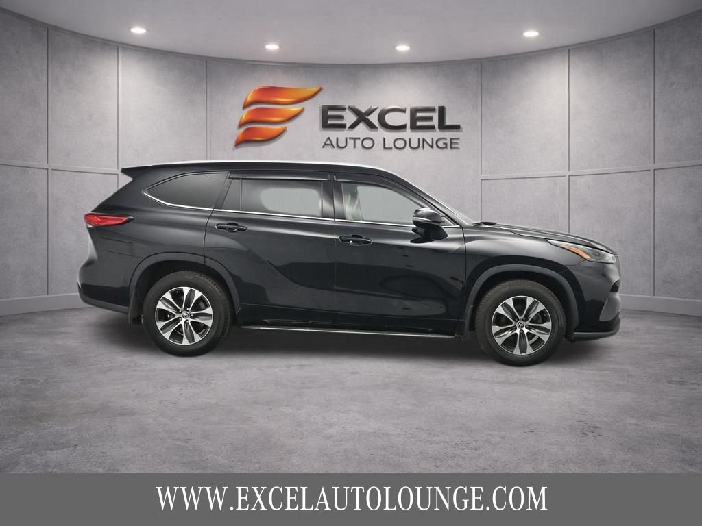 Used 2022 Toyota Highlander XLE AWD/4WD image 10