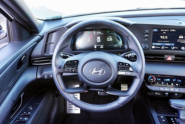 Certified 2025 Hyundai Elantra Sport image 18