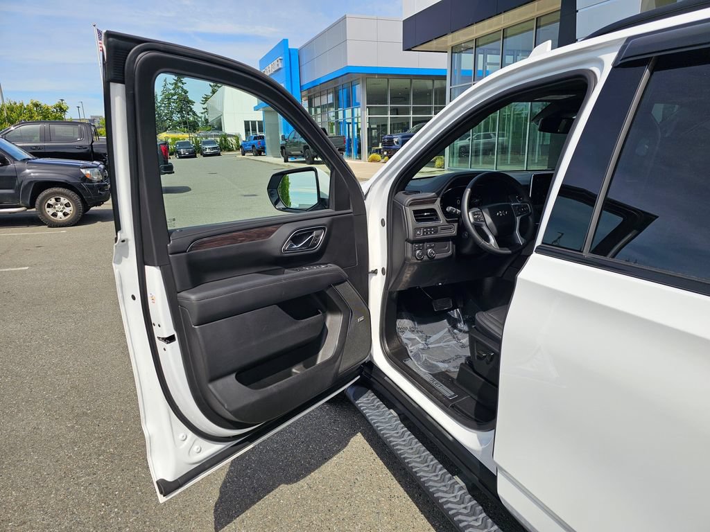 Used 2023 Chevrolet Tahoe Z71 w/ Luxury Package AWD/4WD image 21