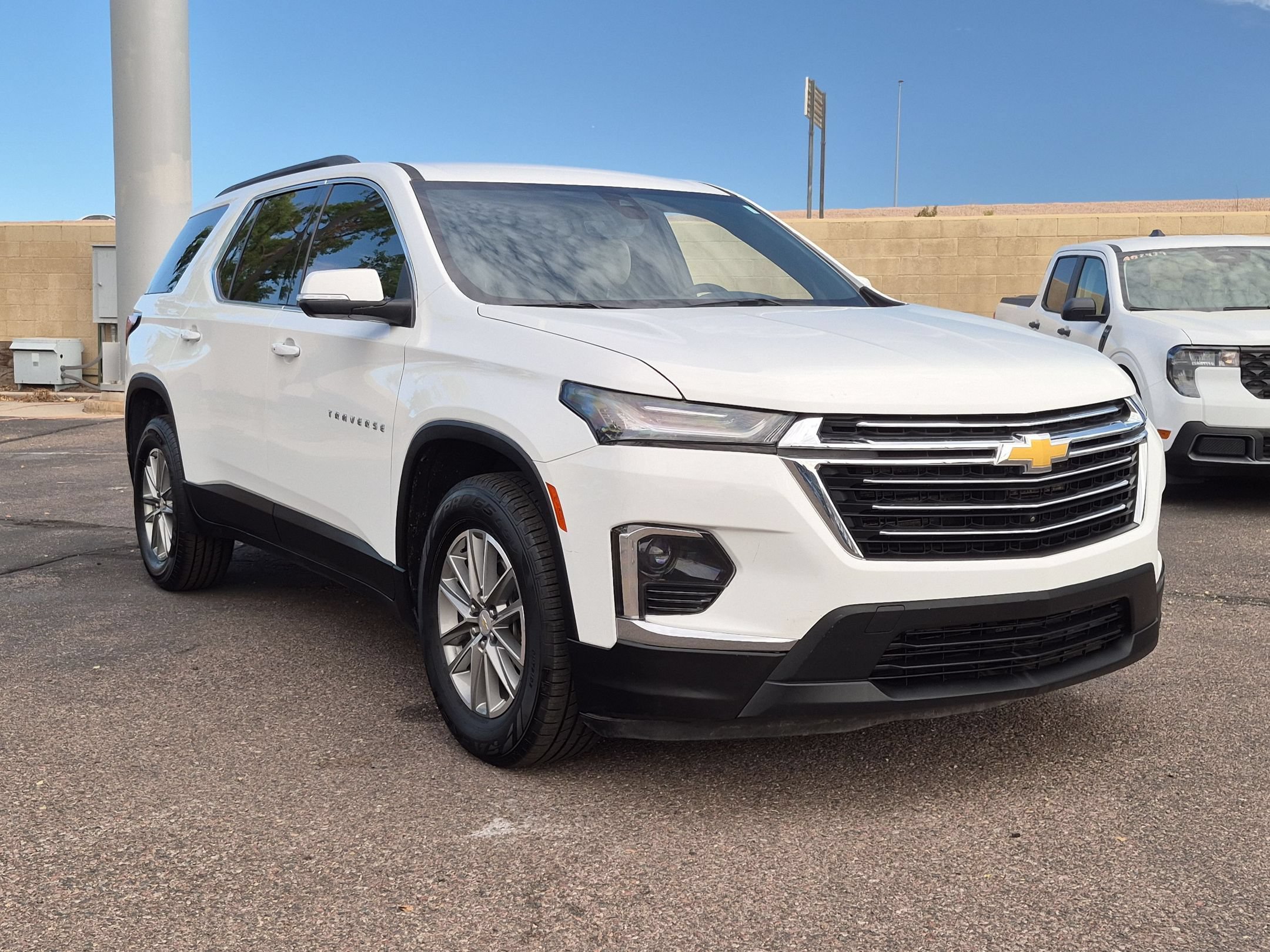 Used 2023 Chevrolet Traverse LT FWD image 3