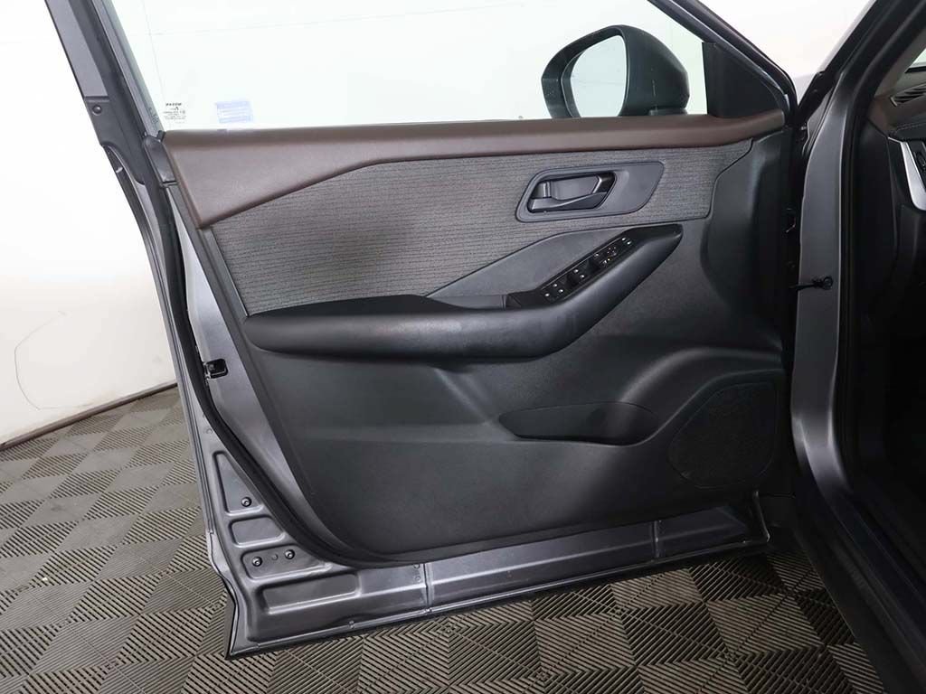 Used 2023 Nissan Rogue S AWD/4WD image 27