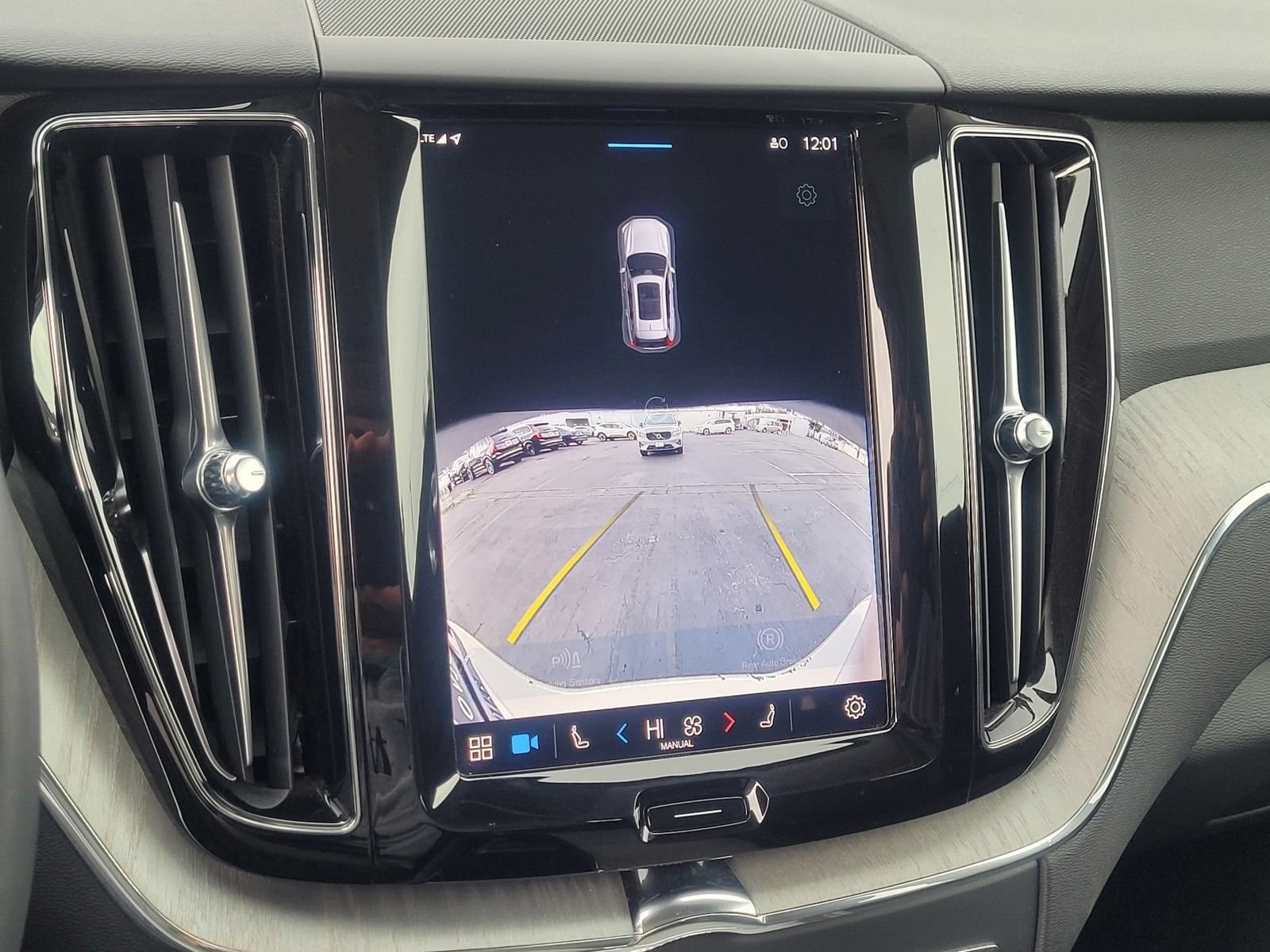 Used 2025 Volvo XC60 B5 Plus AWD/4WD image 25