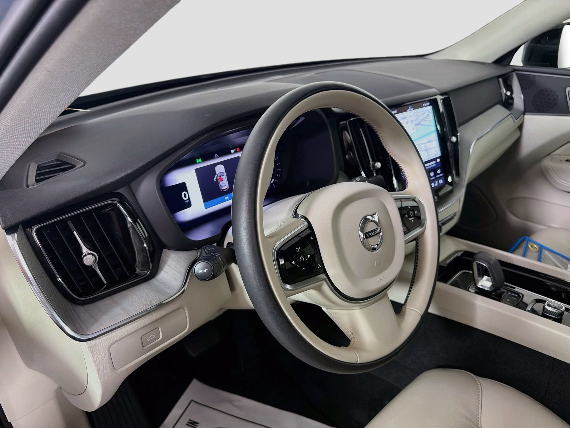 Certified 2024 Volvo XC60 B5 Plus AWD/4WD image 10