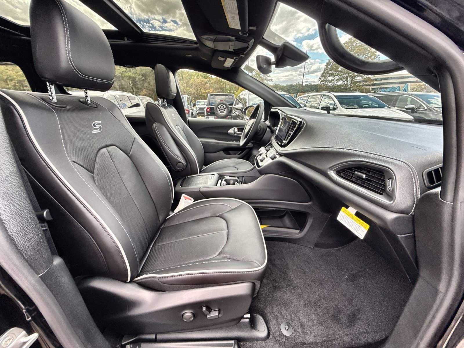 New 2026 Chrysler Pacifica Limited w/ S Appearance Package image 28