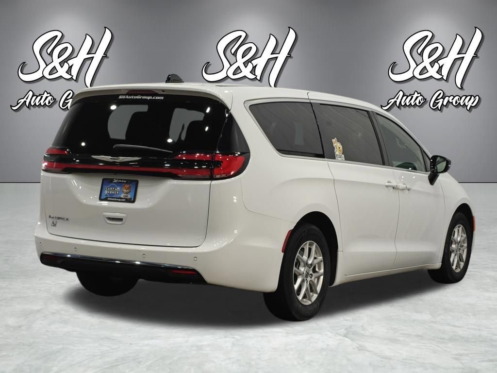 Used 2025 Chrysler Pacifica Select image 19