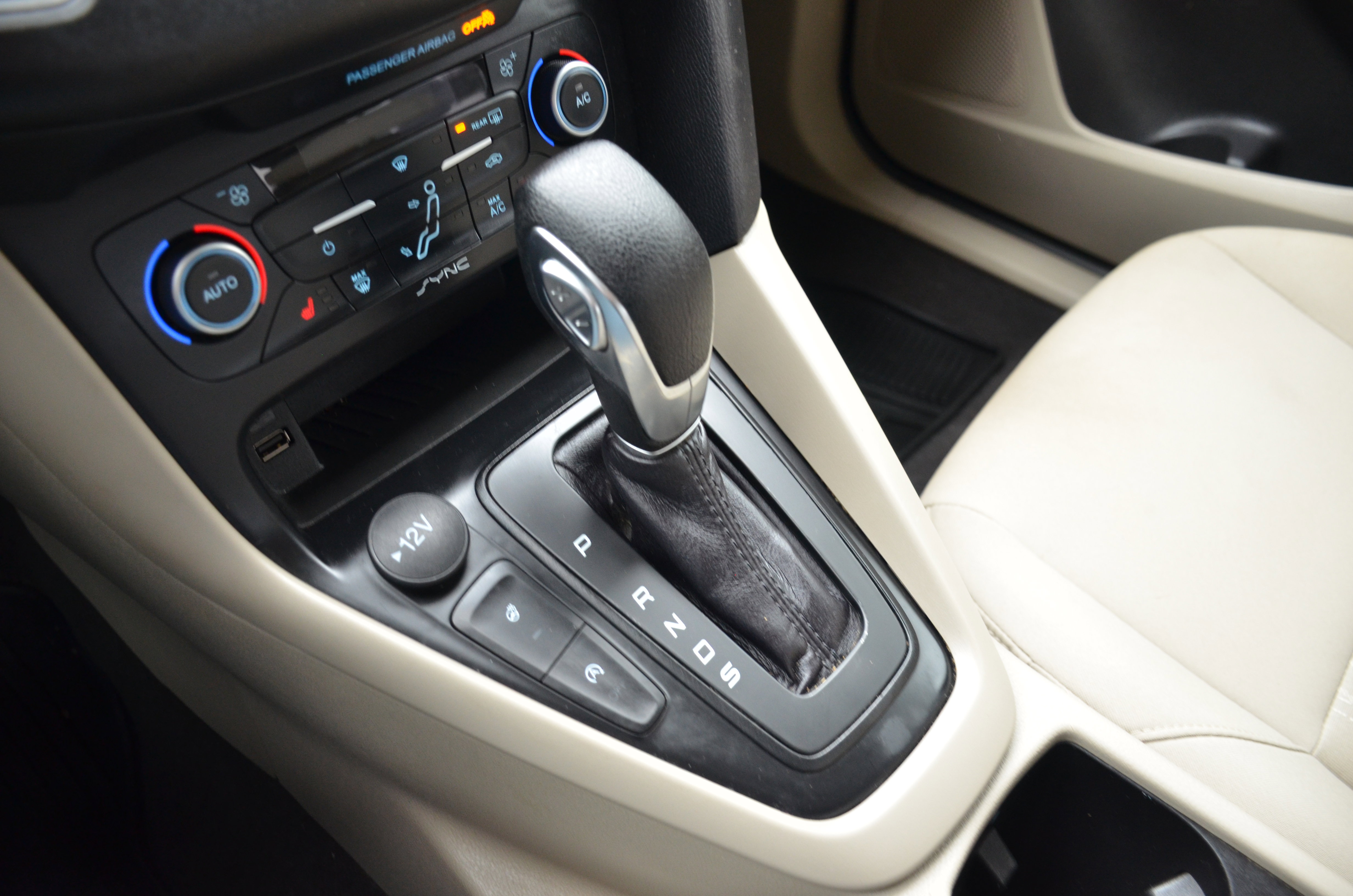 Used 2018 Ford Focus SE w/ SE Appearance Package image 14