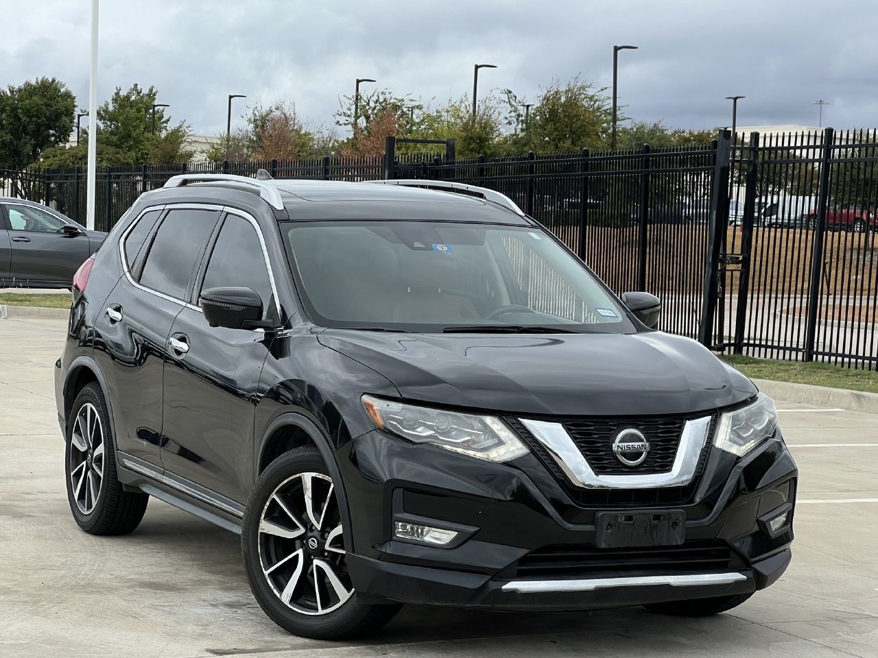 Used 2018 Nissan Rogue SL w/ Premium Package FWD image 2