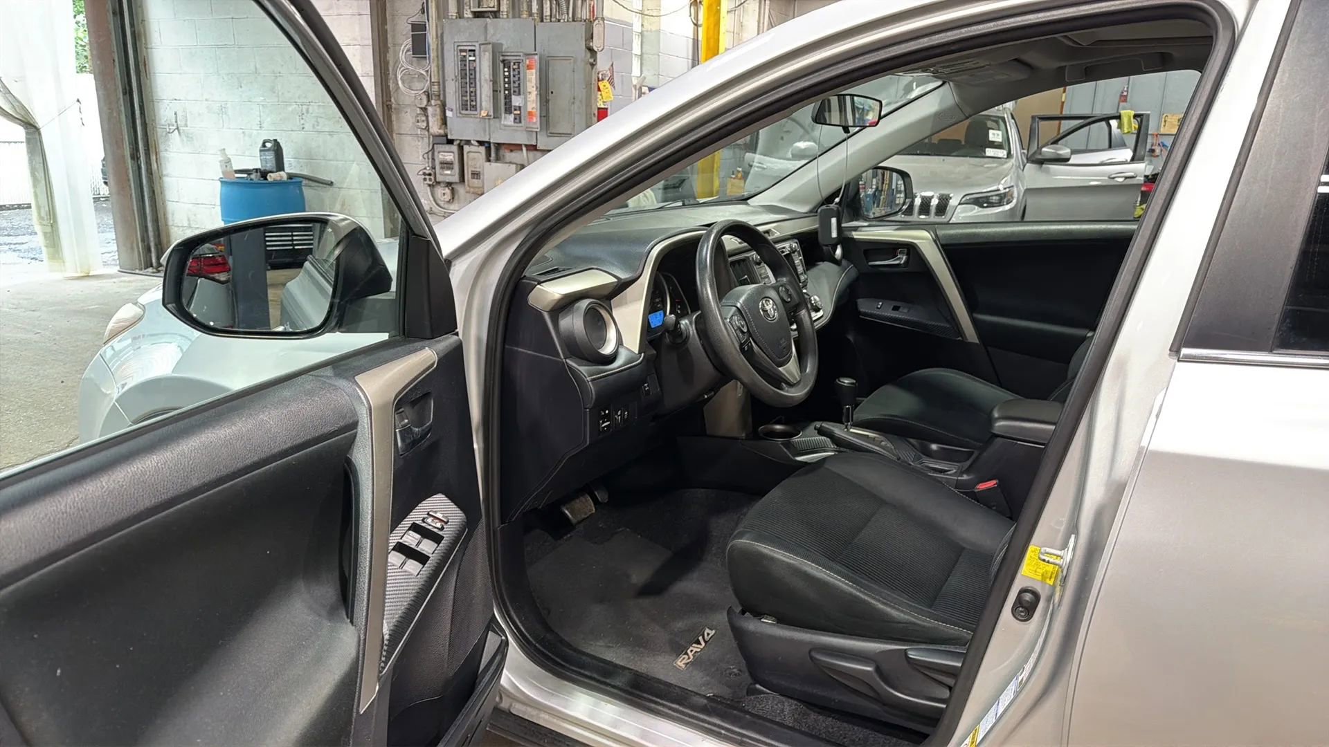 Used 2014 Toyota RAV4 XLE AWD/4WD image 22