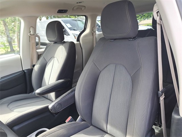 Used 2020 Chrysler Voyager L image 18