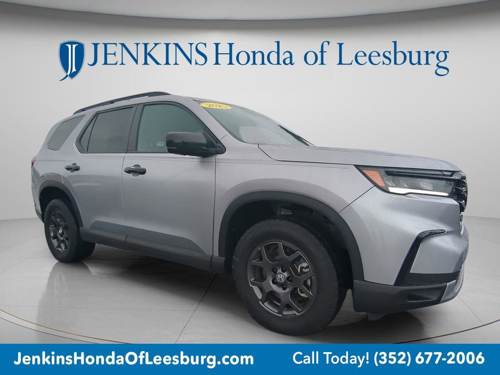 Used 2025 Honda Pilot TrailSport image 9