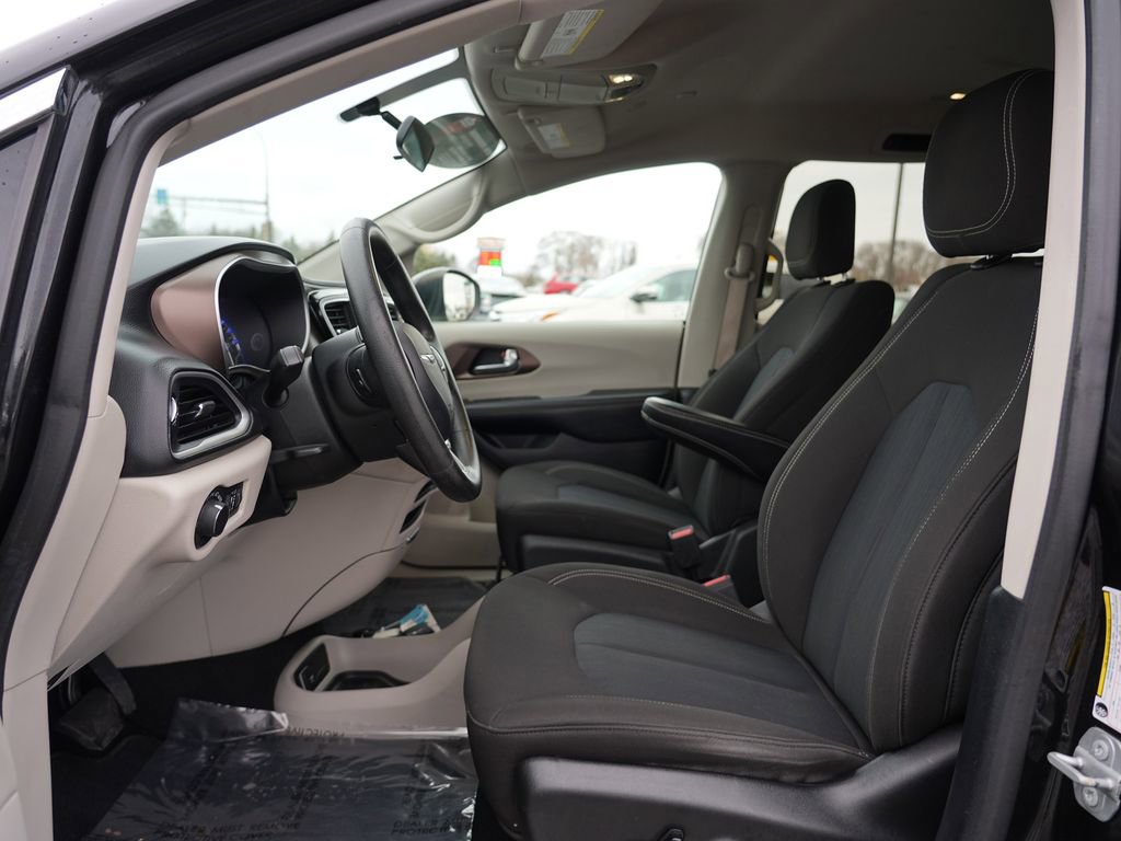 Used 2020 Chrysler Voyager LX FWD image 12
