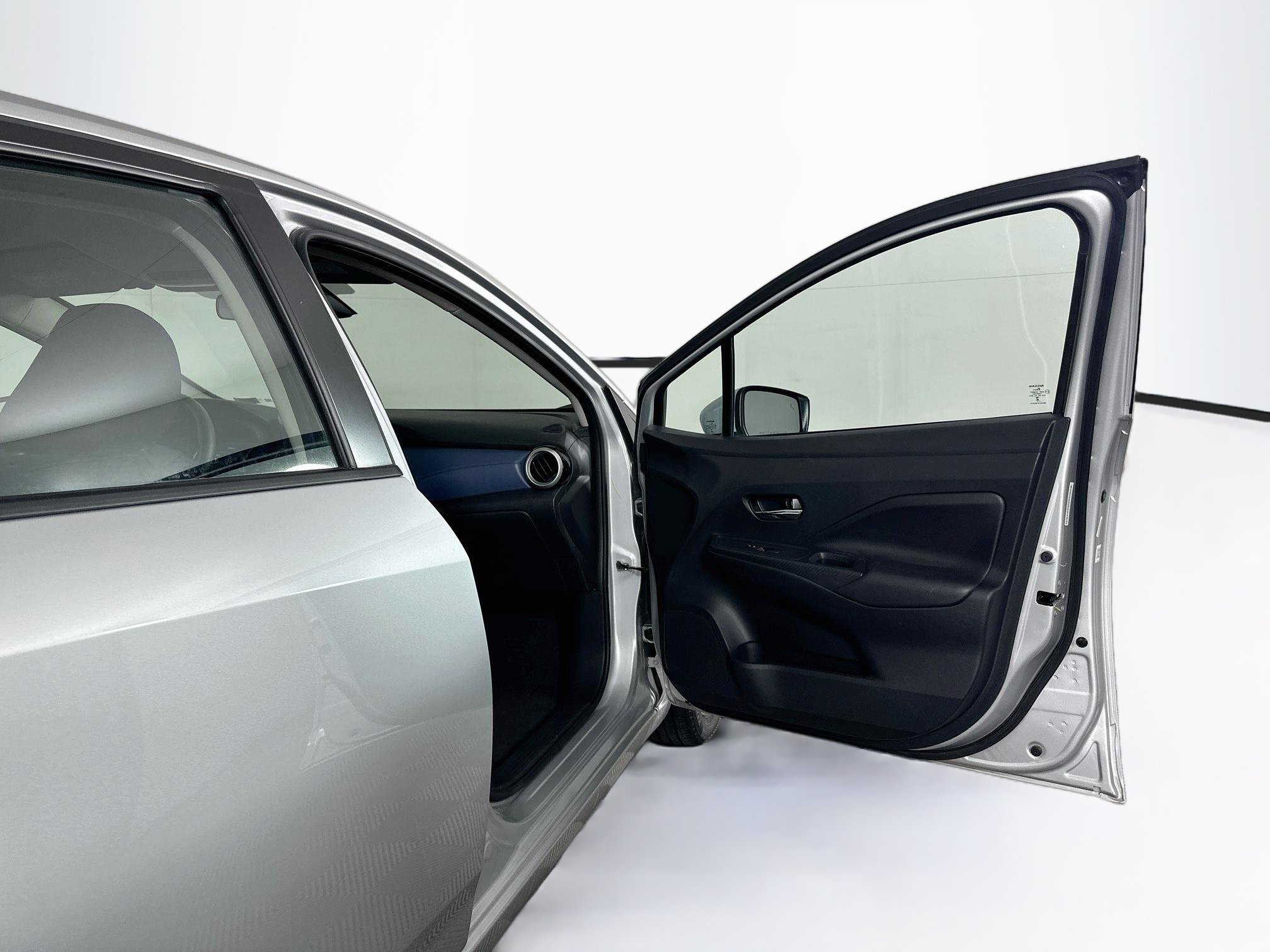 Used 2025 Nissan Versa SV FWD image 30