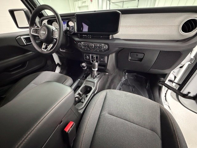 Used 2025 Jeep Wrangler Unlimited Sahara AWD/4WD image 24