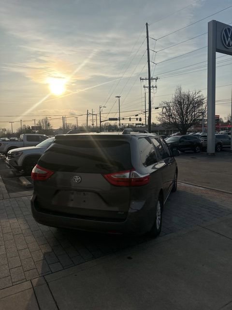 Used 2017 Toyota Sienna XLE image 11