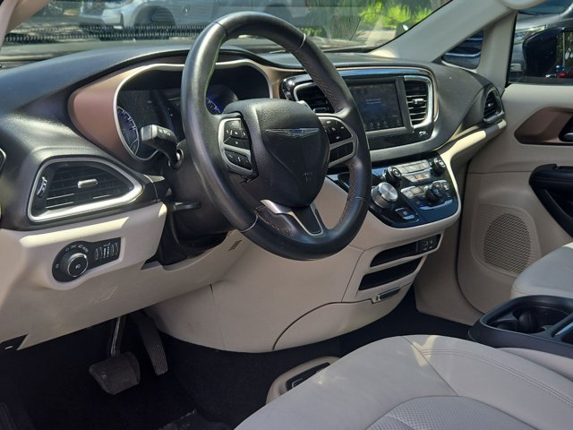 Used 2018 Chrysler Pacifica Touring-L FWD image 10