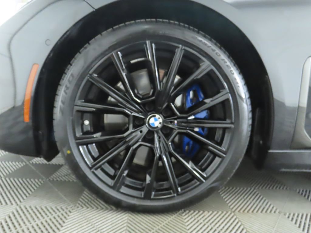 Used 2022 BMW 750i xDrive w/ Executive Package image 31
