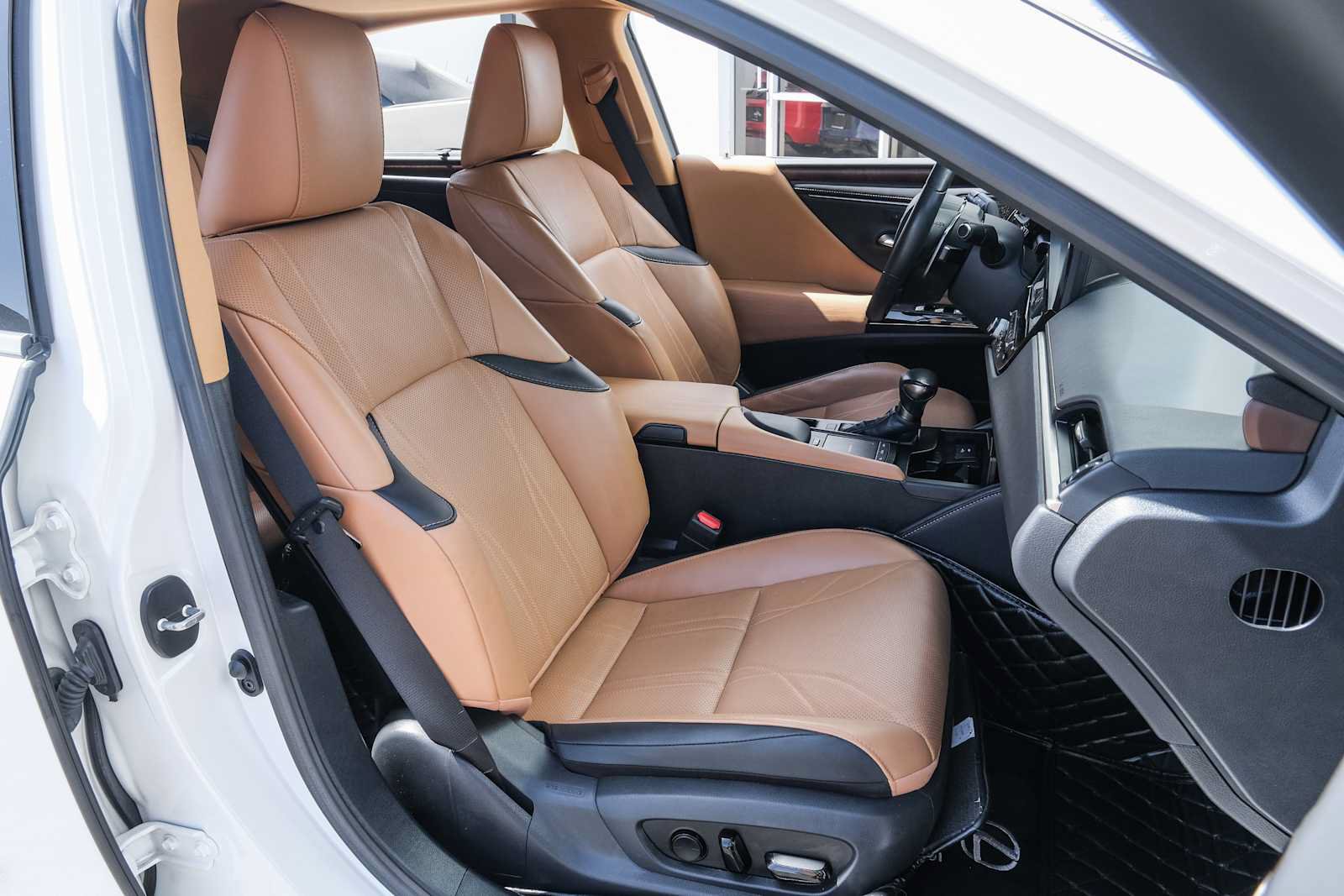 Used 2022 Lexus ES 300h Ultra Luxury w/ Accessory Package 2 FWD image 28