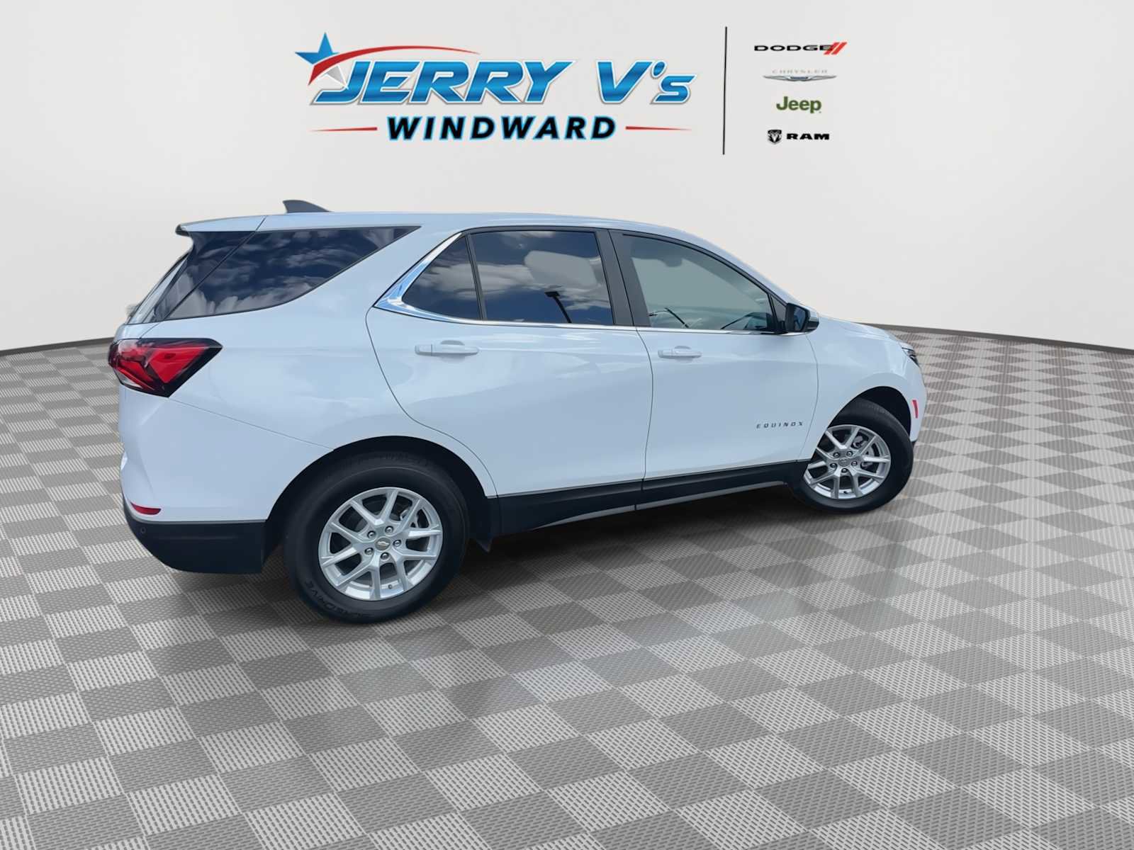 Used 2024 Chevrolet Equinox LT image 2