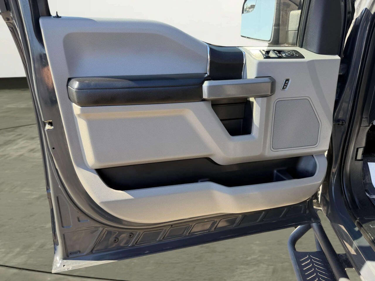 Used 2017 Ford F150 XLT image 12