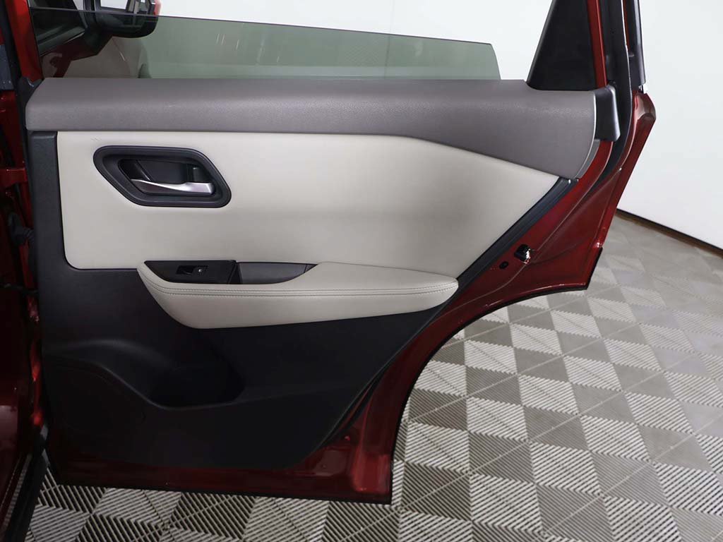 Used 2025 Nissan Rogue SV AWD/4WD image 24