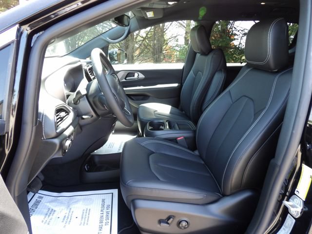 New 2027 Chrysler Pacifica Select FWD image 17