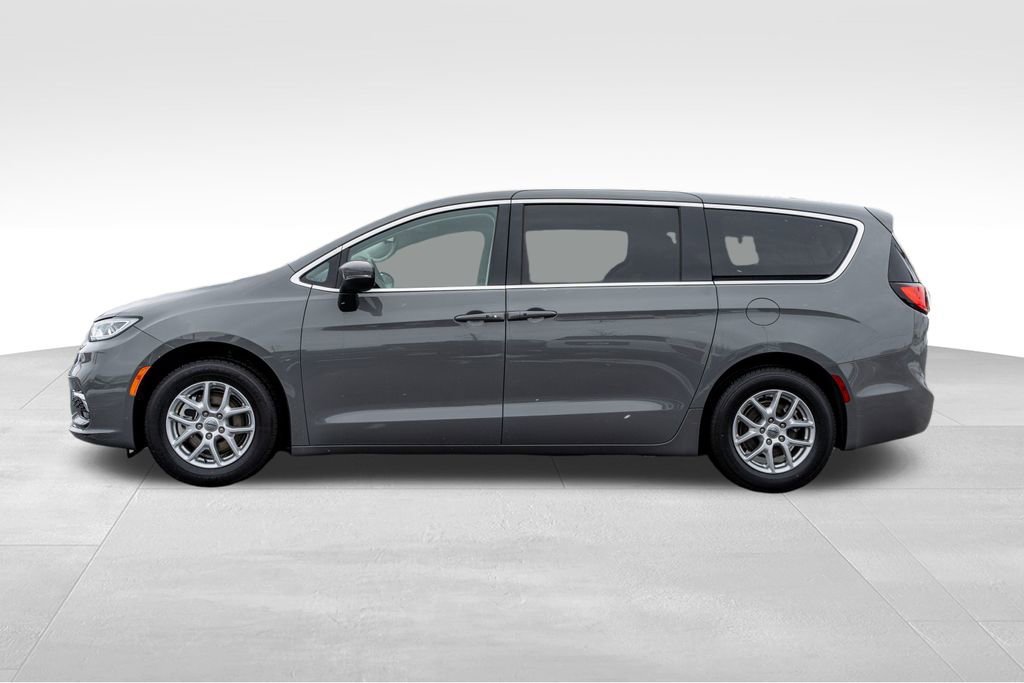Used 2023 Chrysler Pacifica Touring-L image 4