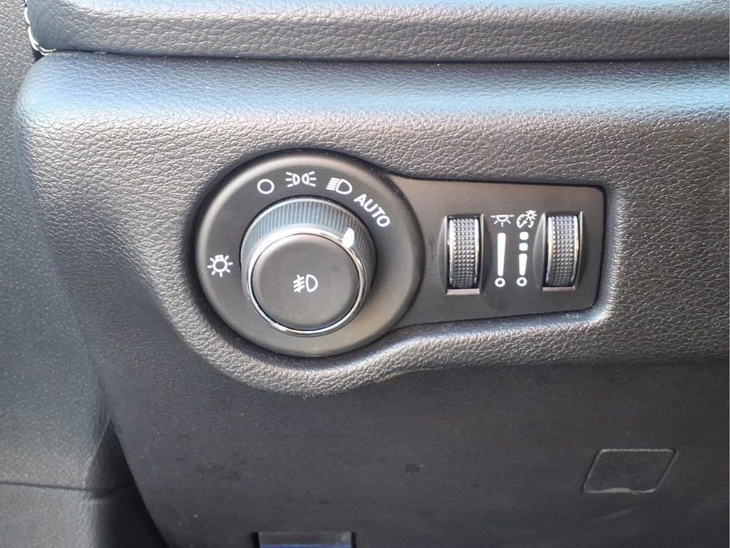 Used 2025 Chrysler Pacifica Limited image 18