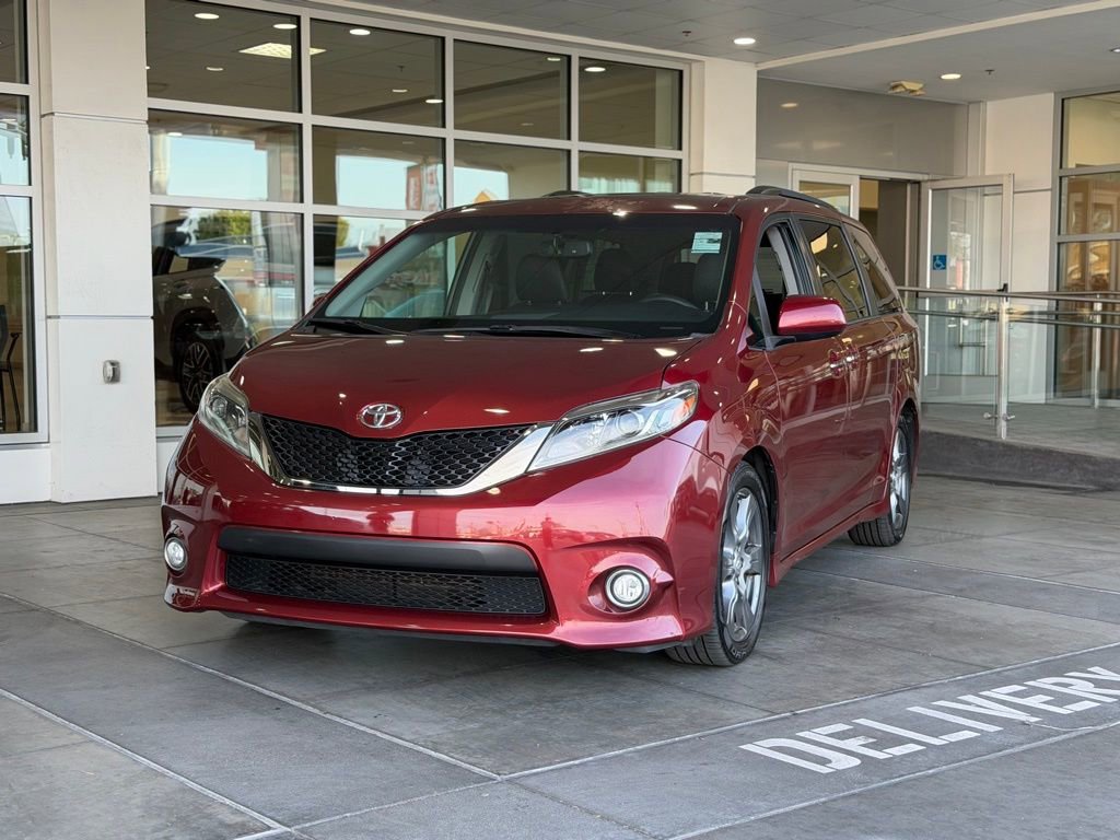 Used 2017 Toyota Sienna SE FWD image 2