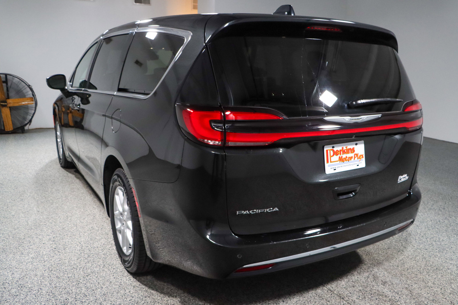 Used 2023 Chrysler Pacifica Touring-L image 9