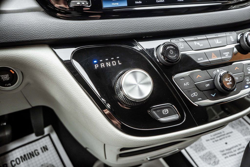 Used 2023 Chrysler Pacifica Touring-L FWD image 8