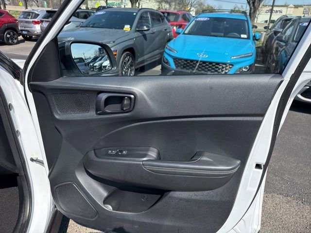 Used 2023 Hyundai Venue Limited image 33