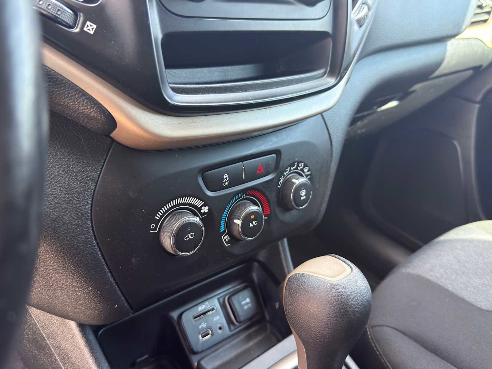Used 2018 Jeep Cherokee Latitude w/ Altitude Package image 17