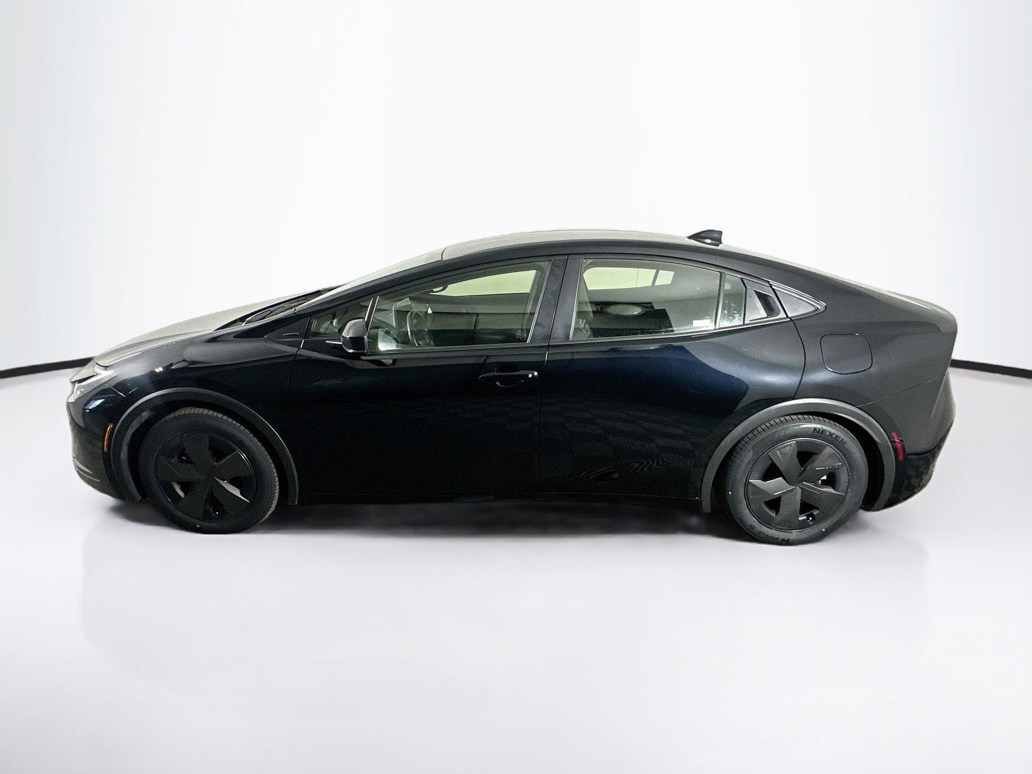 Used 2025 Toyota Prius LE FWD image 4