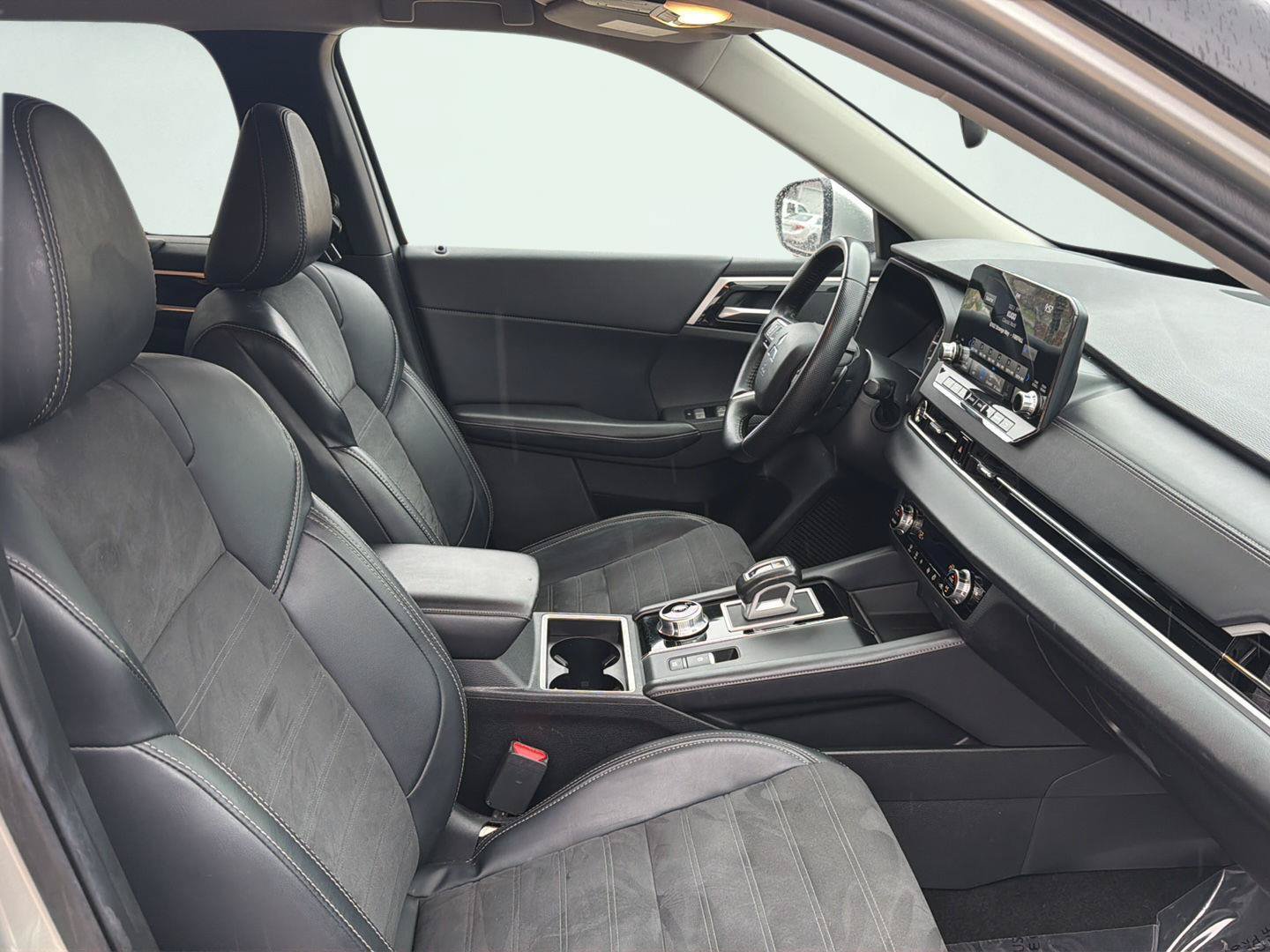 Used 2024 Mitsubishi Outlander SE FWD image 3