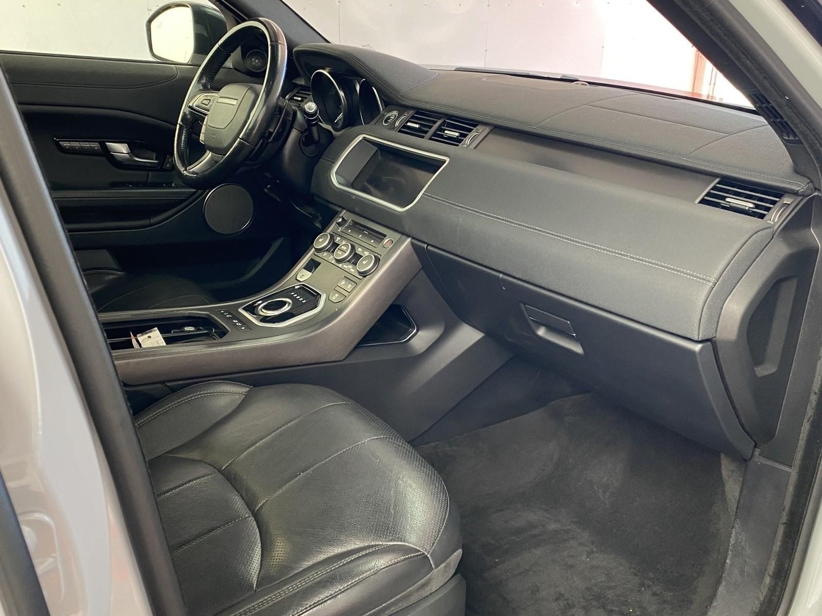 Used 2018 Land Rover Range Rover Evoque SE AWD/4WD image 8
