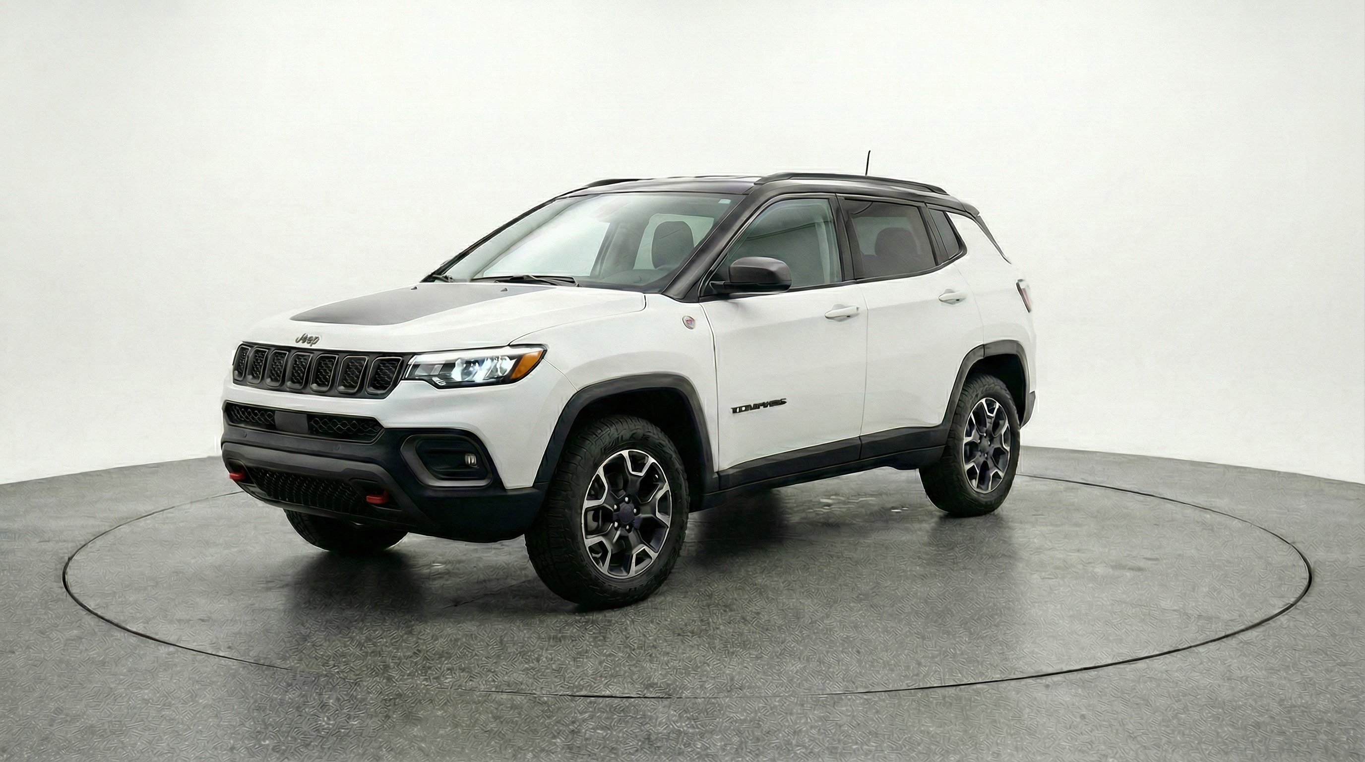 Used 2025 Jeep Compass Trailhawk image 3