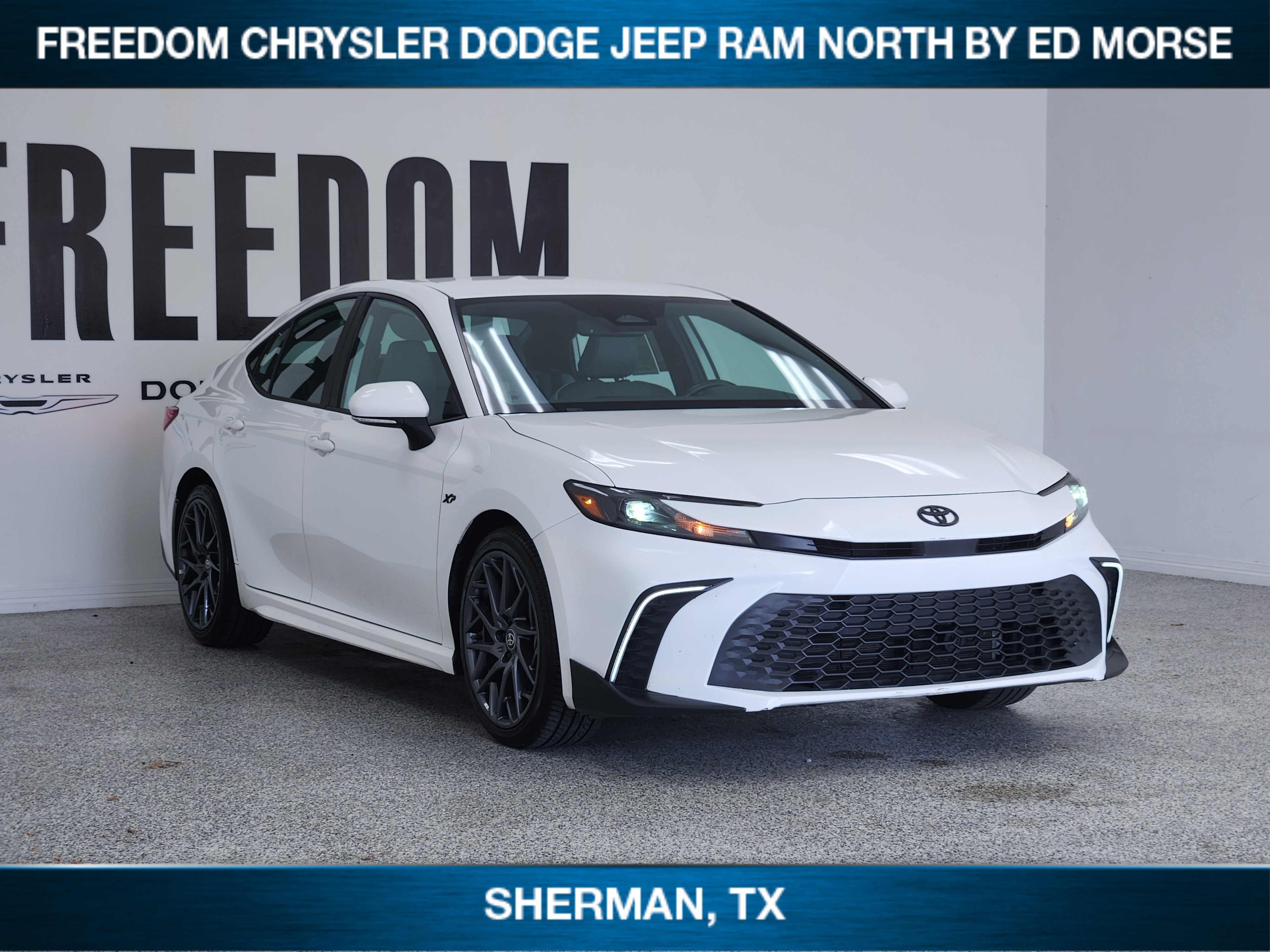 Used 2025 Toyota Camry SE w/ Convenience Package FWD image 2