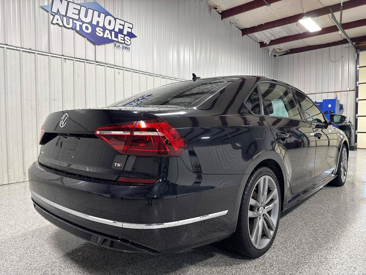 Used 2018 Volkswagen Passat 2.0T R-Line FWD image 3