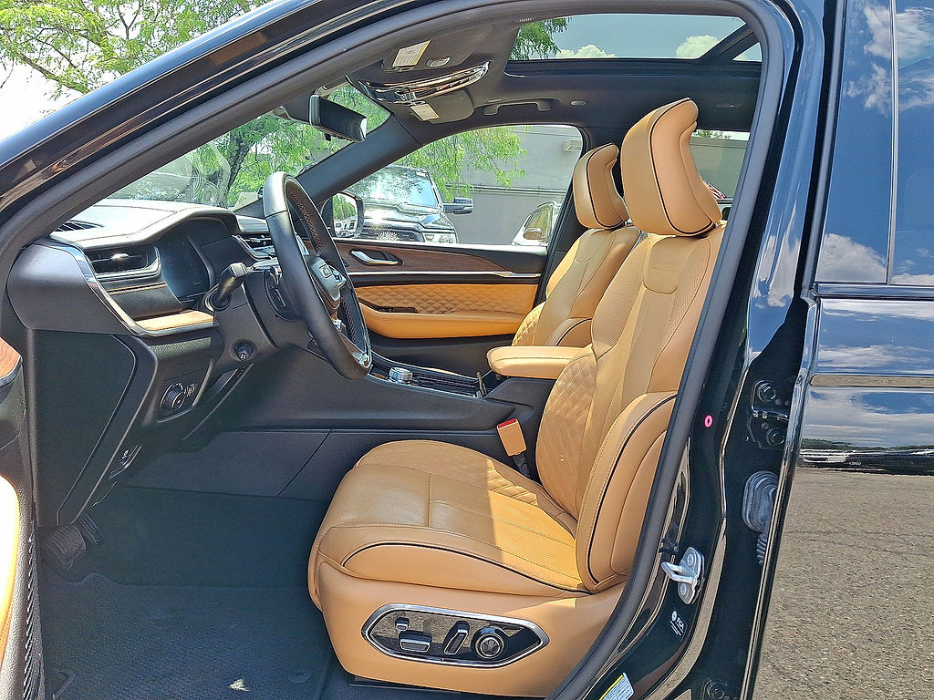 Certified 2023 Jeep Grand Cherokee L Summit w/ Advanced Protech Group IV AWD/4WD image 17