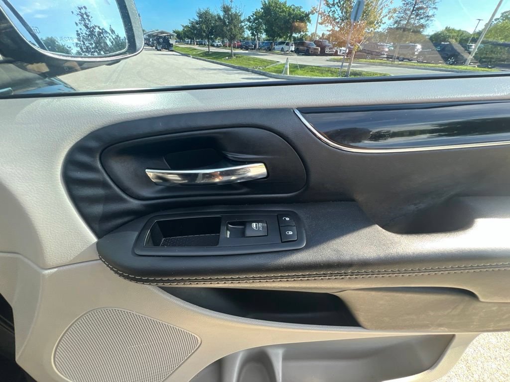 Used 2014 Chrysler Town & Country Touring-L FWD image 24