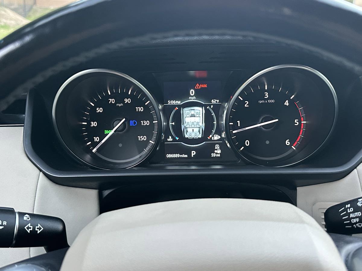 Used 2018 Land Rover Discovery SE image 35