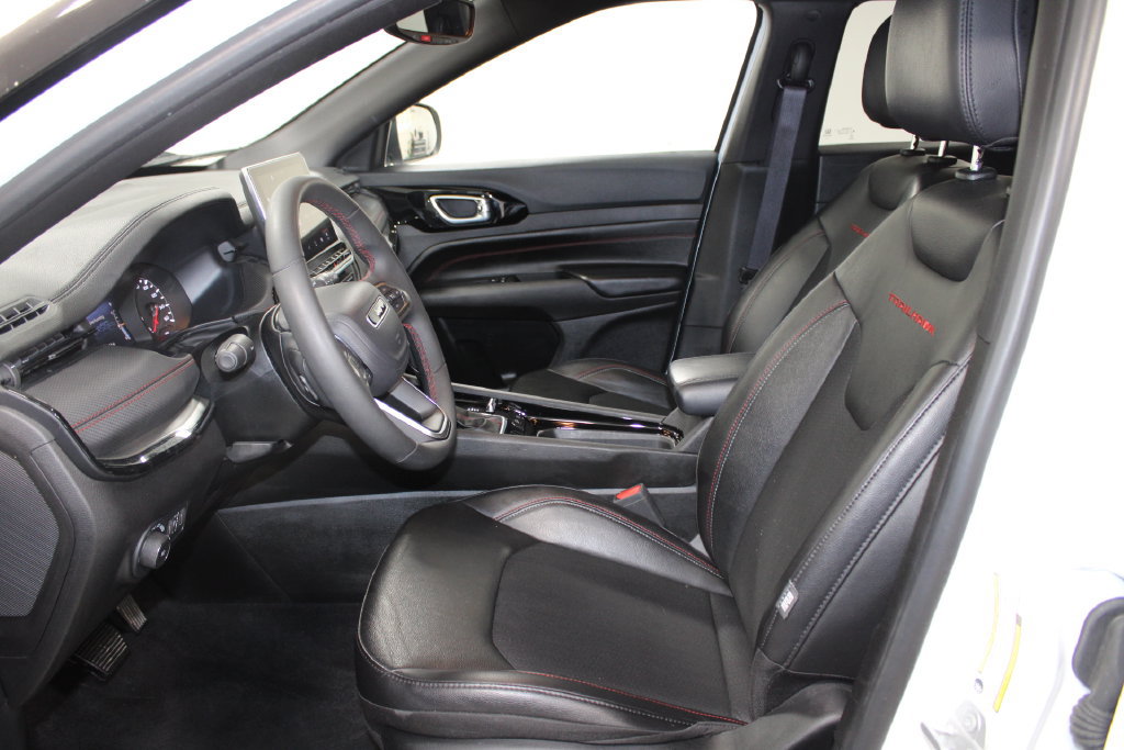 Used 2025 Jeep Compass Trailhawk AWD/4WD image 19