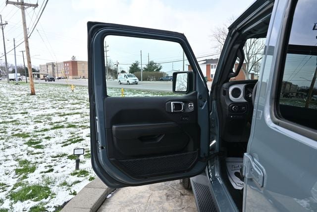 Used 2025 Jeep Wrangler Sahara AWD/4WD image 25