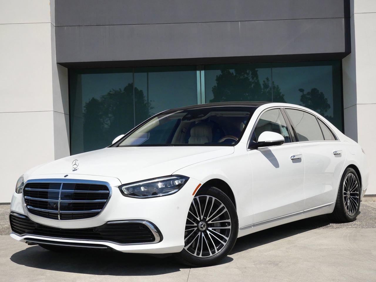 Used 2025 Mercedes-Benz S 580e 4MATIC Sedan image 3
